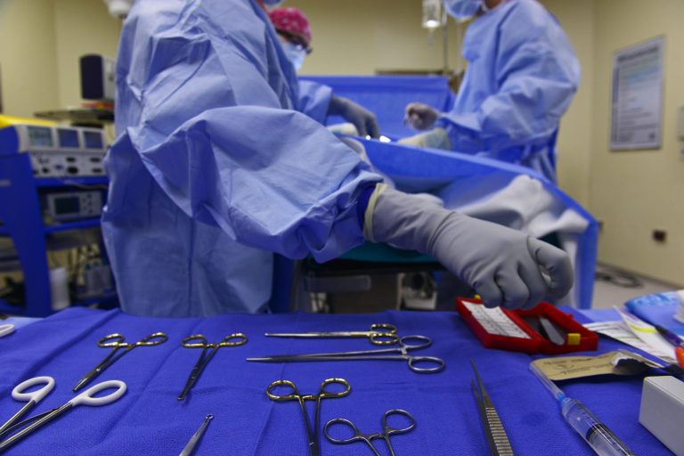 surgery 688380 scaled 1 768x512